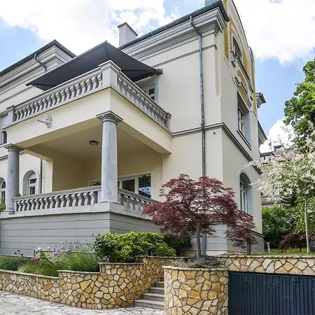 Stunning Rose Hill Premium