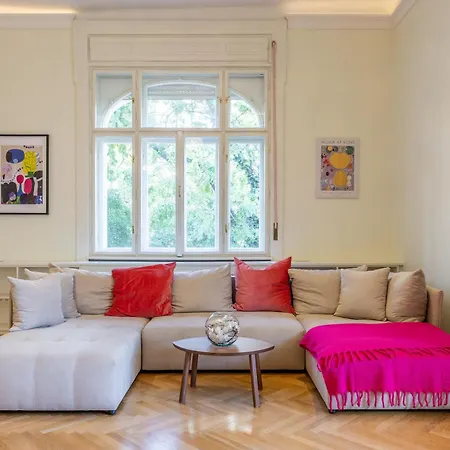 Stunning Rose Hill Premium Budapest